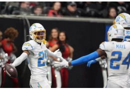 Tarheeb Stills zweiter Abfangvorgang, ein 61-Yard Pick-Six, hebt Chargers über Falcons